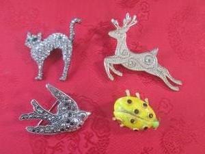 lot 54 image: (CNTR) 4 Vintage Brooches...