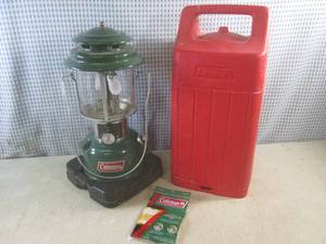 lot 124 image: (CSB) Vintage 1977 Coleman Lantern ...