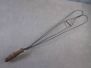 lot 125 image: (H-1) Vintage Wire Rug Beater with ...