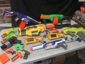 lot 132 image: (F-2) Assortment of Nerf Guns...