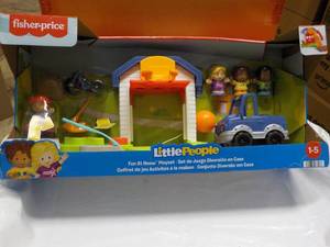 lot 4 image: Fisher Price Little People Playset...