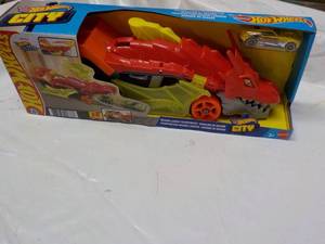 lot 19 image: Hot Wheels Transporter...