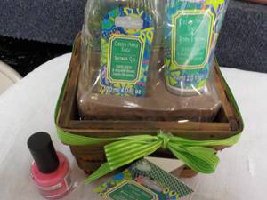 lot 29 image: Bath Gift Set and Polish...