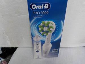 lot 154 image: Oral-B Pro 100 Rechargeable Toothbr...
