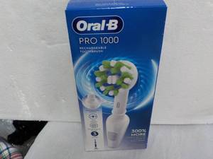 lot 155 image: Oral-B Pro 100 Rechargeable Toothbr...