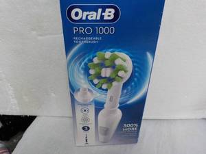lot 156 image: Oral-B Pro 100 Rechargeable Toothbr...
