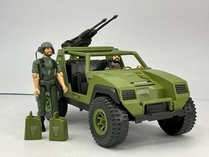 lot 10 image: 1982 G.I. Joe ARAH Vamp Jeep with Driver Clutch & Breaker Action Figures