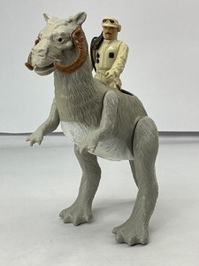 lot 25 image: Star Wars Empire Strikes Back Action Figure Hoth Rebel Commander with Weapon & Tauntaun
