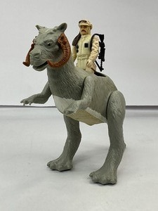 lot 30 image: Star Wars Empire Strikes Back Action Figure Hoth Rebel Commander with Weapon & Open Belly Tauntaun