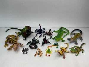 lot 33 image: Vintage Plastic Scorpion, Lizard, & Gecko Lot
