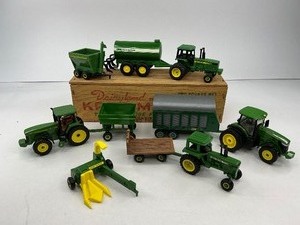 lot 38 image: 164 Scale Diecast John Deere Tractor and Trailer Lot
