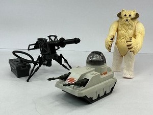 lot 40 image: Vintage Star Wars Empire Strikes Back Tri-Pod Laser Cannon, MLC-3 Mini Rig, and Hoth Wampa