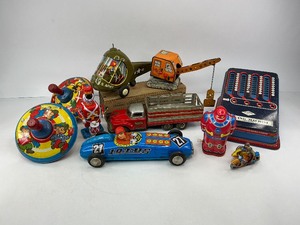lot 57 image: Tin Toy Lot