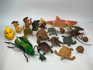 lot 136 image: Plastic Animal Lot - Turtles, Grasshopper, Jurassic Park Finger Puppets and Others