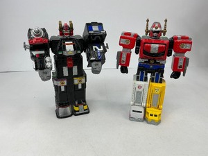 lot 152 image: Power Rangers Megazord Deluxe & Lightspeed Rescue Train Micro Playsets