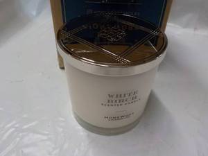 lot 36 image: Homeworx 3 Wick White Birch Scented...