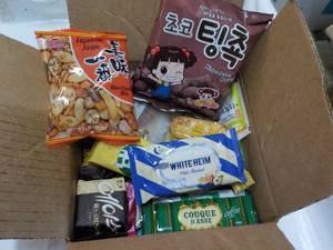 lot 192 image: Box of Dagnon Snacks...