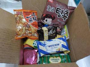 lot 193 image: Box of Dagnon Snacks...