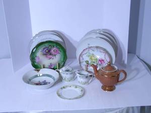 lot 147 image: Vintage plates, teapot, and sugar a...