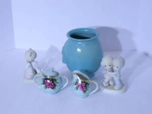 lot 163 image: Precious Moments Wieler pottery pie...