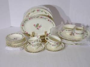 lot 171 image: Rose Royal dishes 31 pieces  (mostl...
