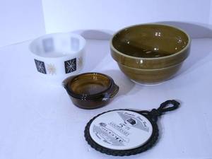 lot 136 image: Vintage Crock, pyrex...