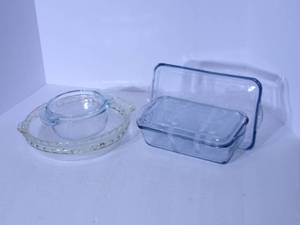 lot 141 image: Pyrex pie dishes and Fire King Saph...