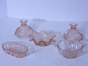 lot 124 image: Pink Depression glassware...