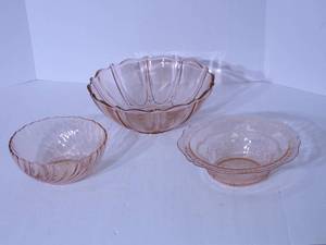 lot 125 image: Pink Depression glassware...