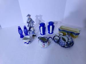 lot 129 image: Vintage blue and white ceramic deco...