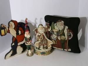 lot 76 image: Lot of Christmas Decor...