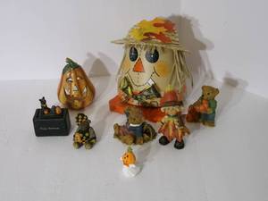 lot 84 image: Halloween Decor ...