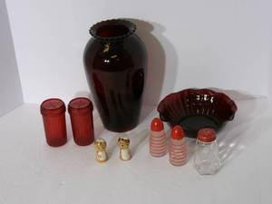 lot 86 image: Vintage Rudy Red Vase and Galssware...