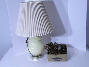 lot 98 image: Lamp and exstension cords...