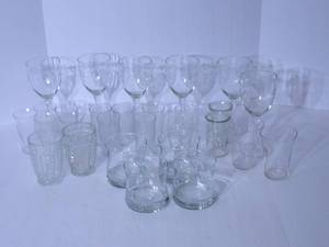 lot 108 image: Vintage glasswear ...