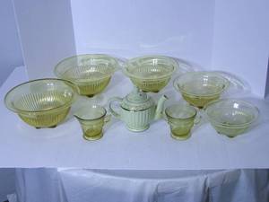 lot 116 image: Yellow Depression glasses with yell...
