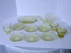 lot 117 image: Yellow Depression glassware...