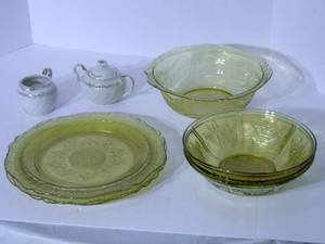 lot 118 image: Yellow Depression glassware with ye...