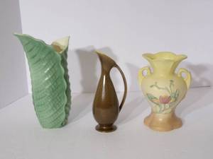 lot 37 image: Green VIntage Redwing Vase 1282, Mi...