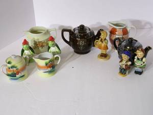 lot 39 image: Vintage SaltPepper sets, mini teap...