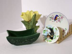 lot 40 image: VIntage McCoy, Hull # I-22 Vases, c...