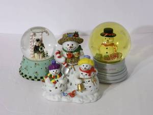 lot 74 image: Christmas Snowglobes...