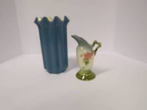 lot 4 image: Blue Redwing vase 9 tall #1171, Hu...