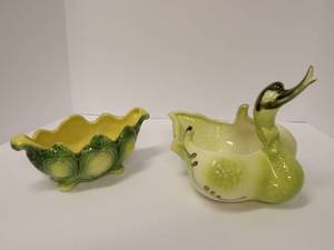 lot 6 image: Pottery USA Duck, Hull #403...