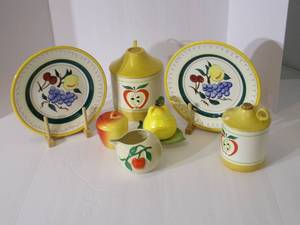 lot 19 image: Vintage Ceramic Plates, Jugs, USA a...