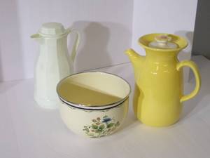 lot 20 image: Sweet yellow Pitcher w lid and met...