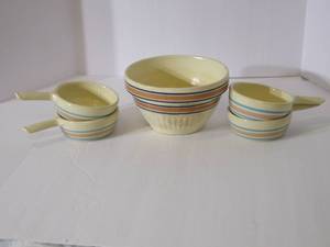lot 22 image: Set of 4 McCoy chili bowls, vintage...