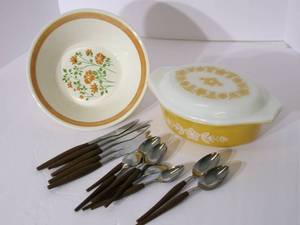 lot 24 image: Pyrex Serving Dish w Lid 1.12 qua...