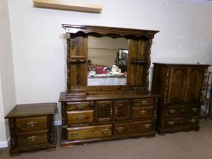 lot 30 image: Vintage Walnut stained 4 PC  queen ...