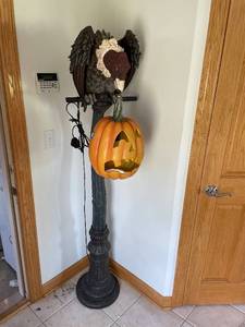 lot 6 image: Department 56 Rare Vulture Floor Lamp with Halloween Pumpkin - Very Heavy